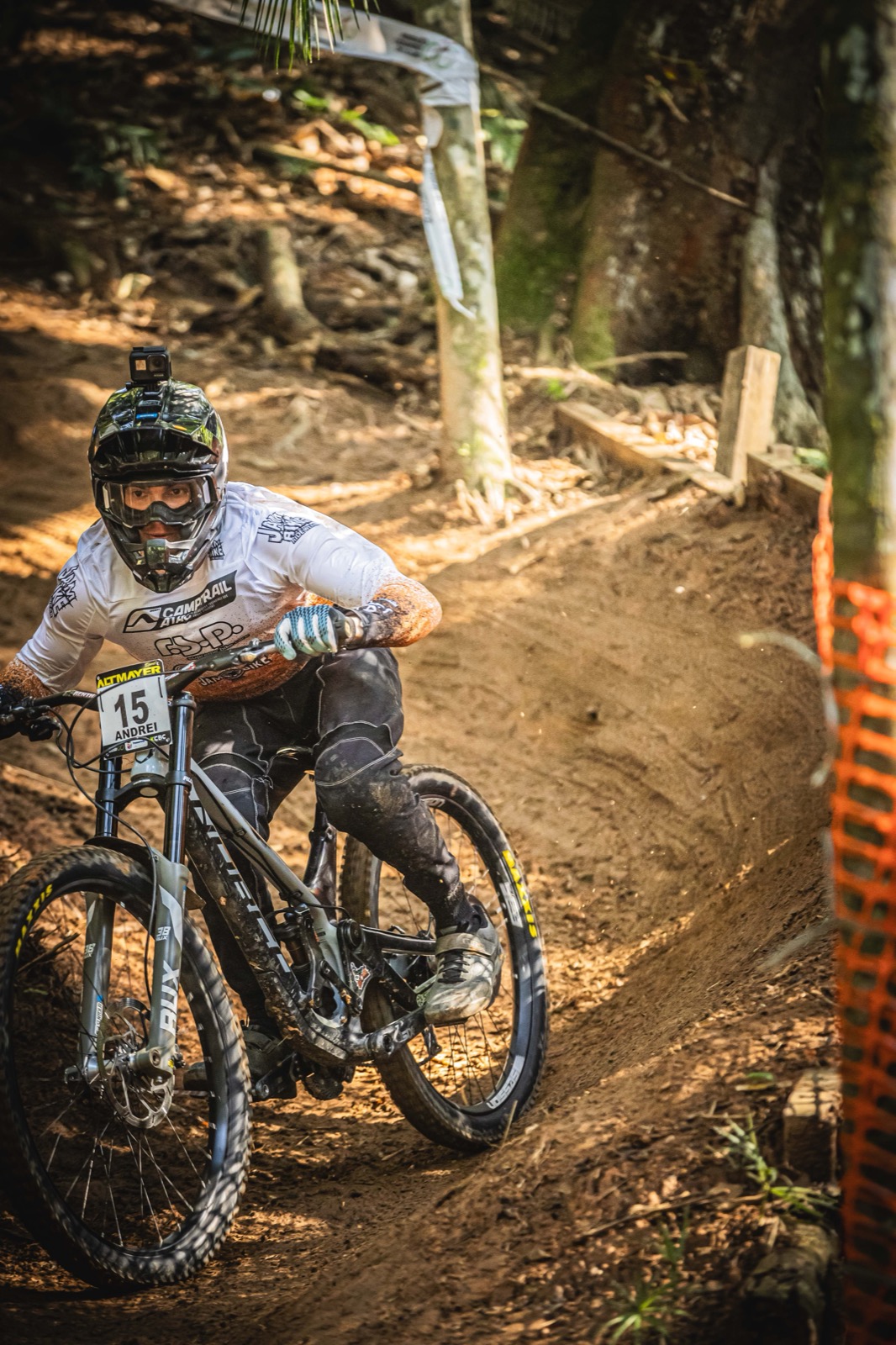 Rider em curva de trilha com terreno solto